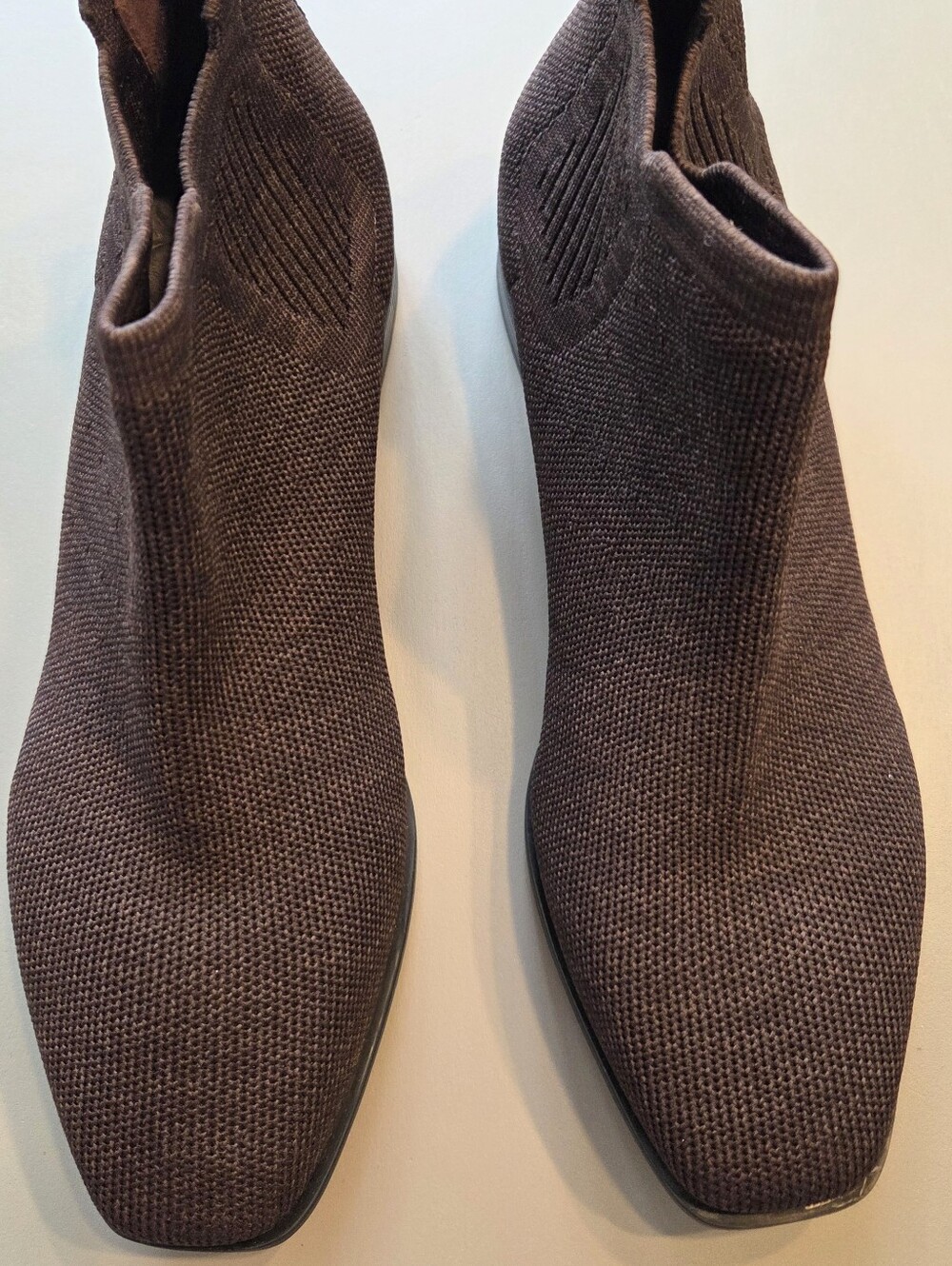 Vivaia Ryan Slip-On Chelsea Boots Size 8 Like New